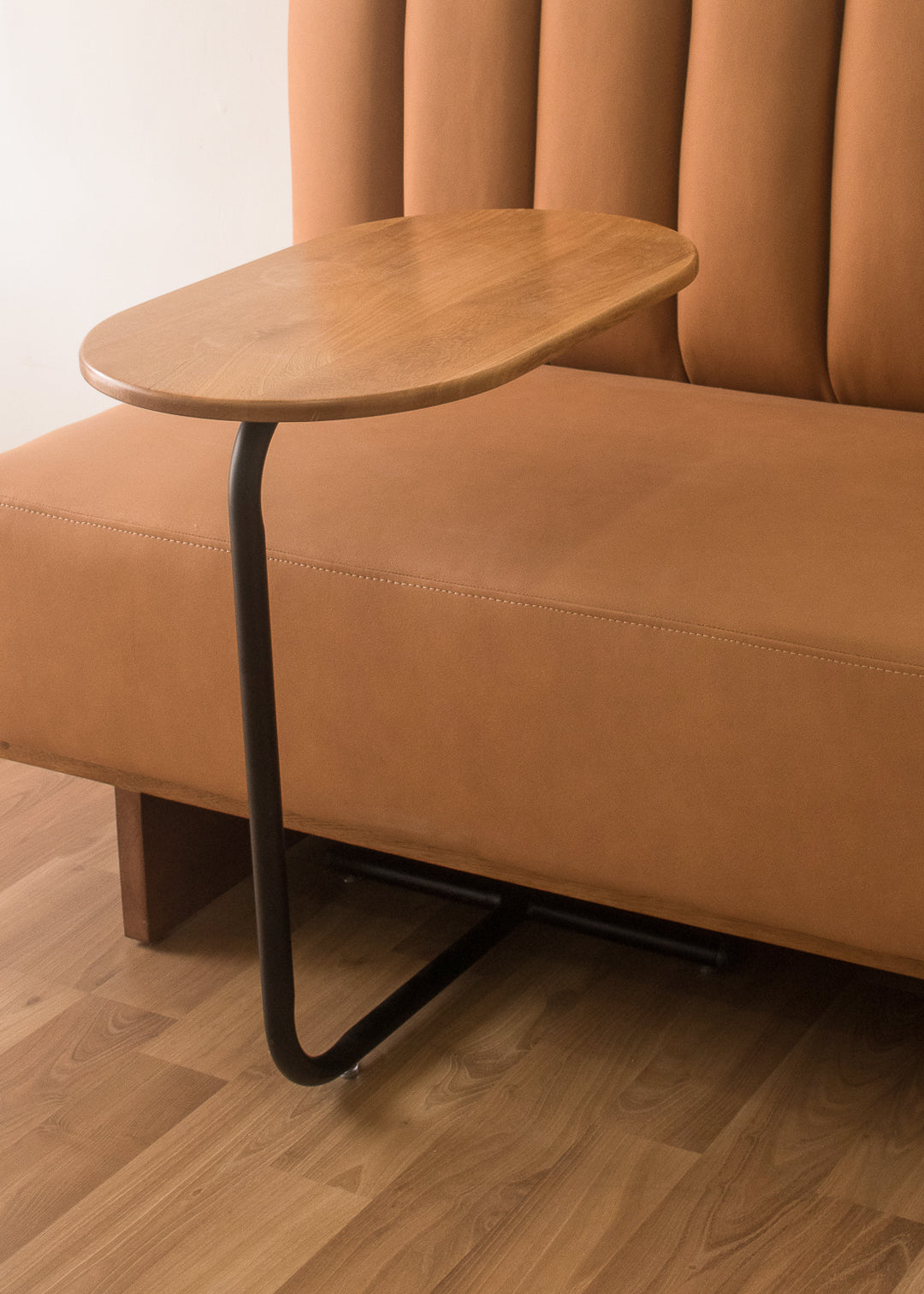 mesa auxiliar en madera y metal