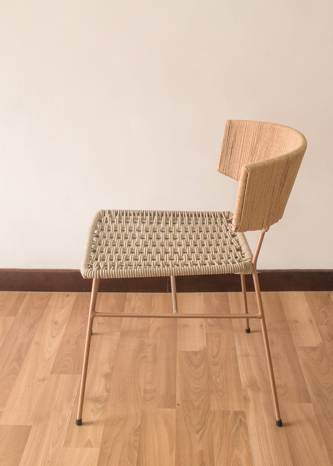 Silla en metal tejida a mano