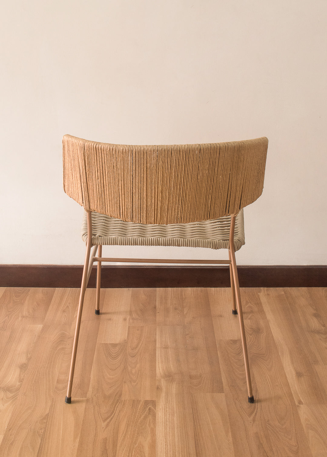 Silla en metal tejida a mano