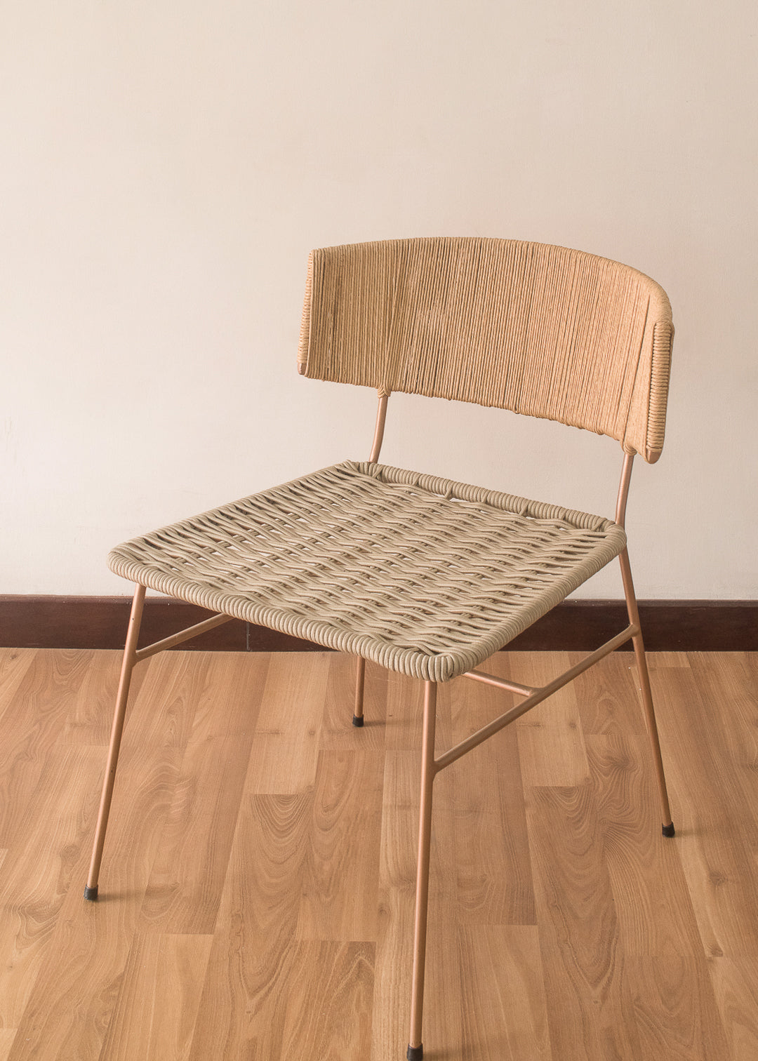 Silla en metal tejida a mano