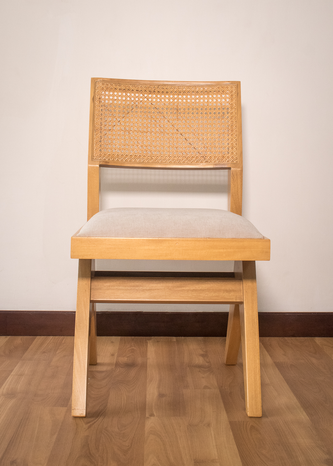 Silla en madera con espaldar en mimbré