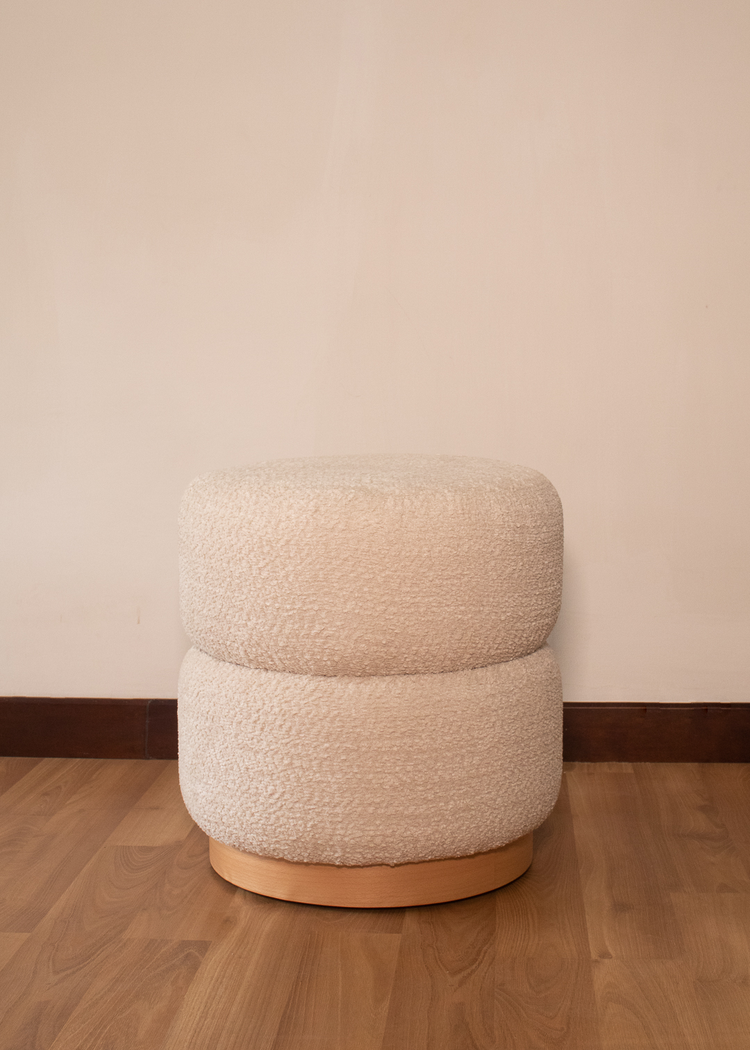Puff con base en madera y tela ovejera 