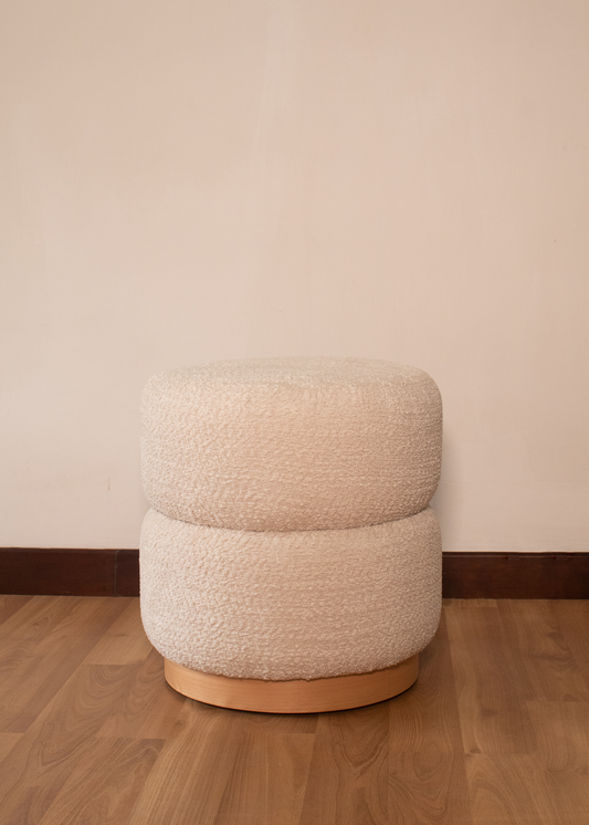 Puff con base en madera y tela ovejera 