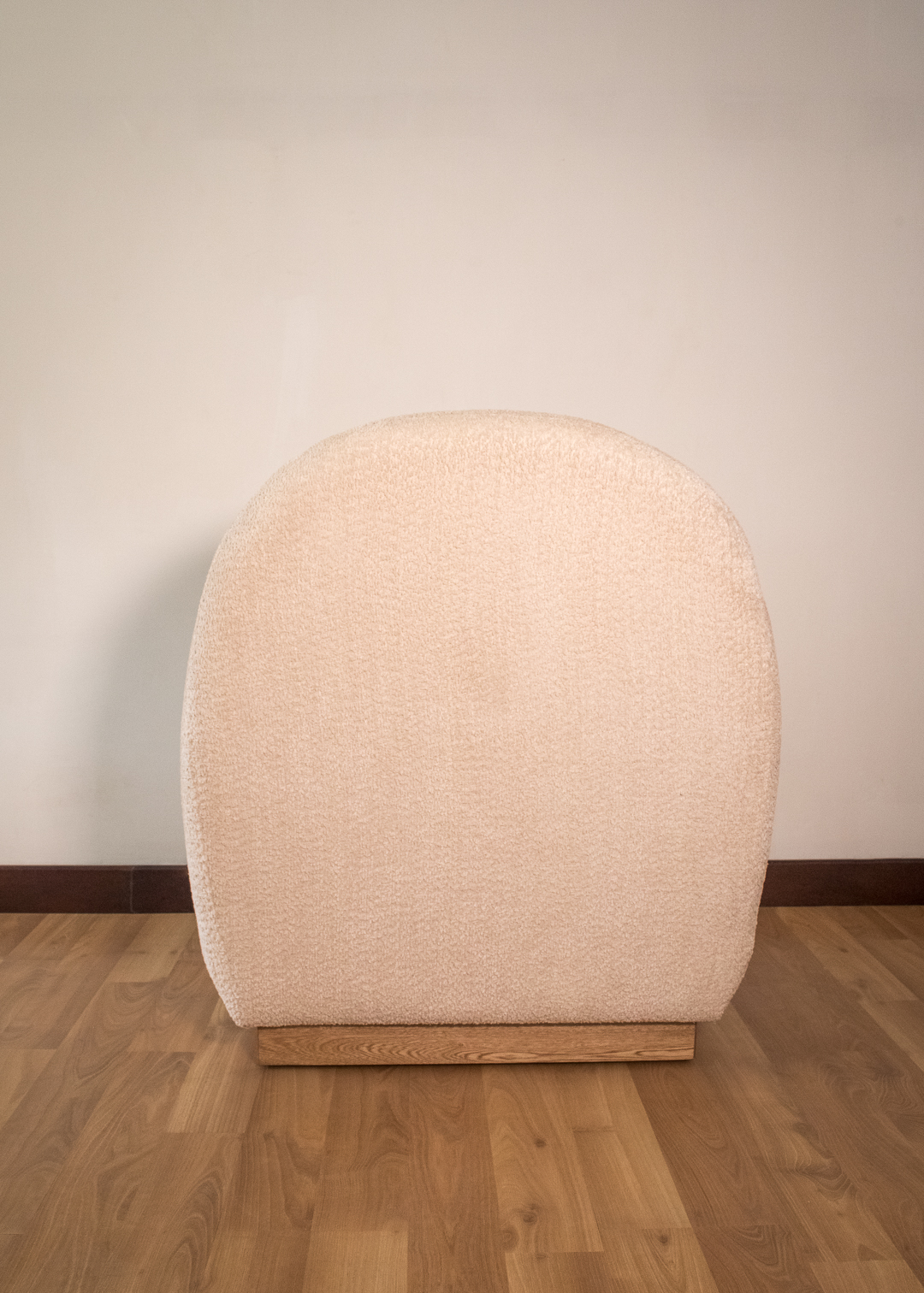 Silla con base en madera y tela ovejera 