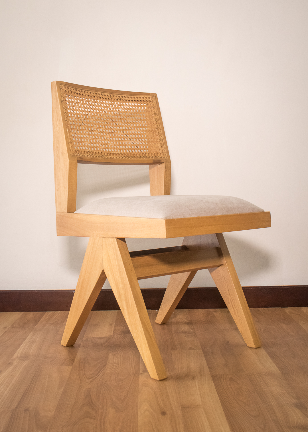 Silla en madera con espaldar en mimbré