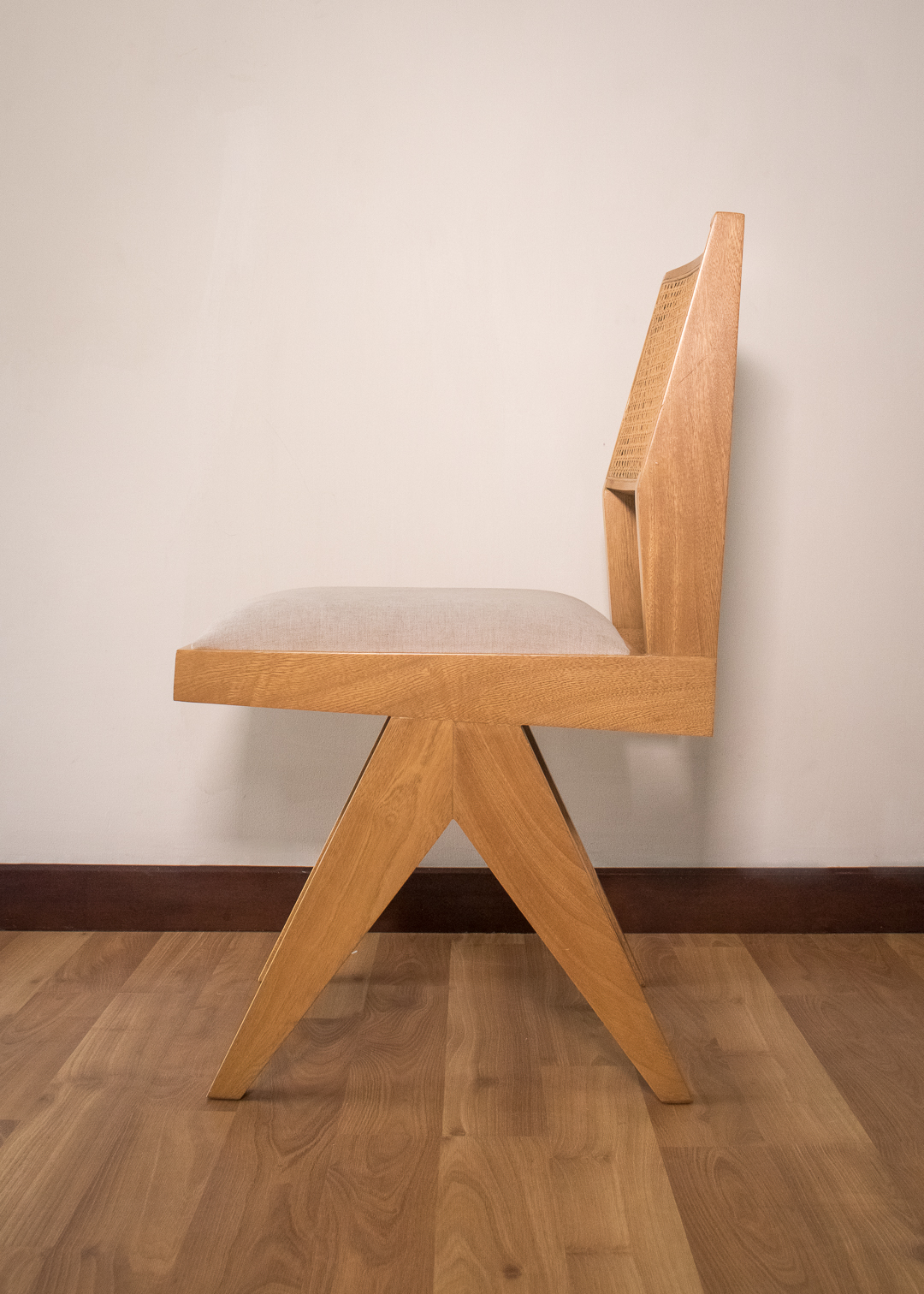 Silla en madera con espaldar en mimbré