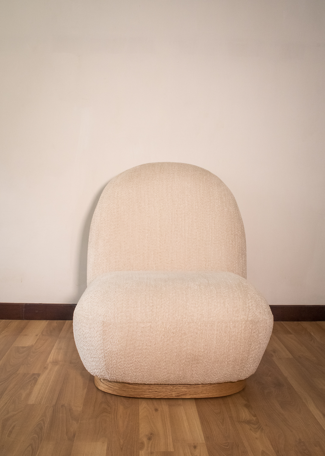 Silla con base en madera y tela ovejera 