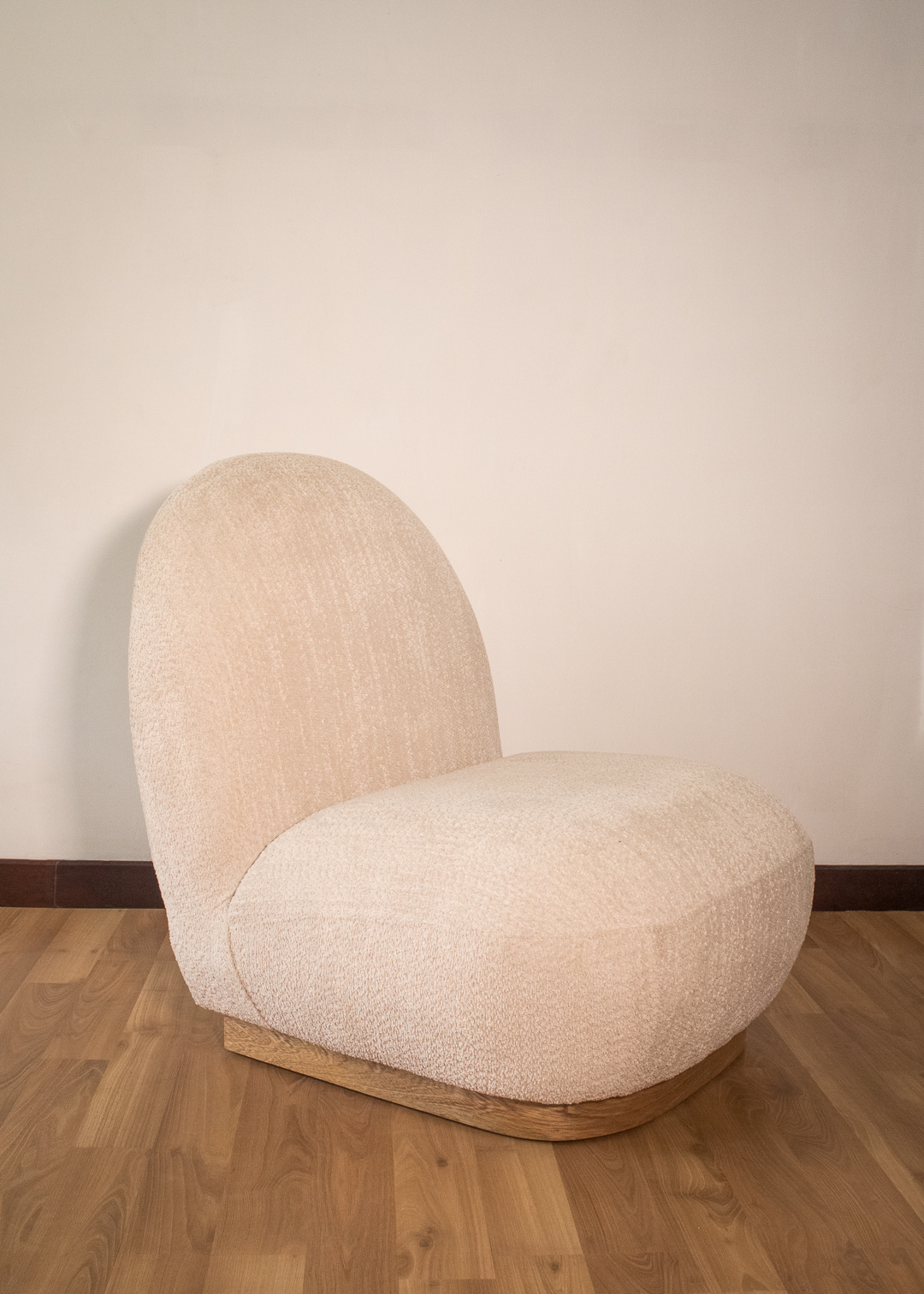 Silla con base en madera y tela ovejera 