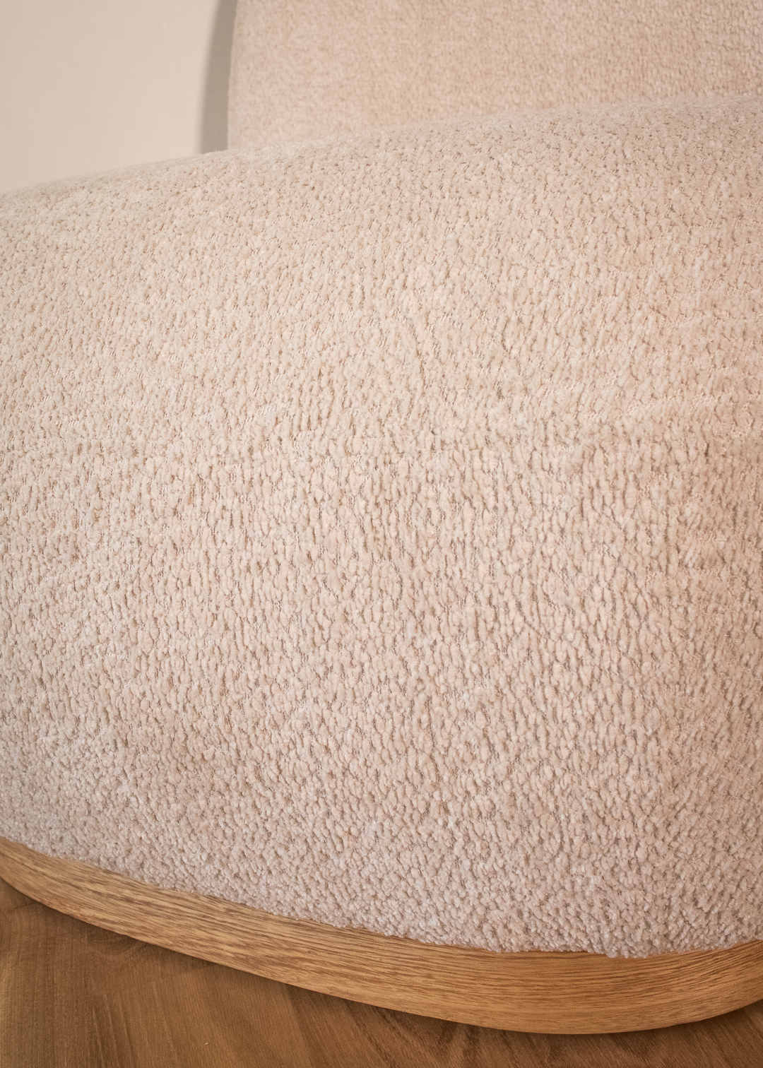Silla con base en madera y tela ovejera 