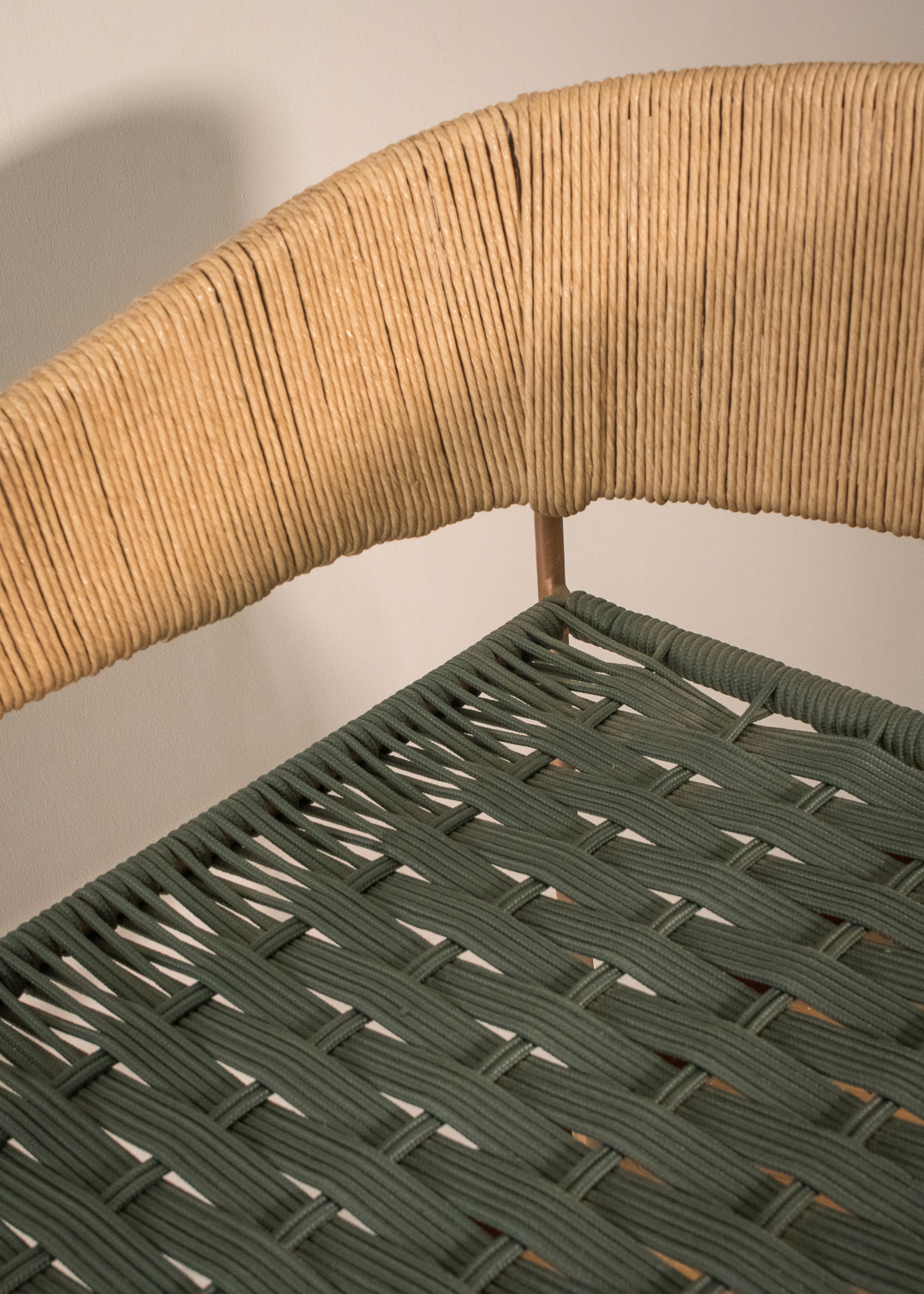 Silla de barra metálica tejida a mano