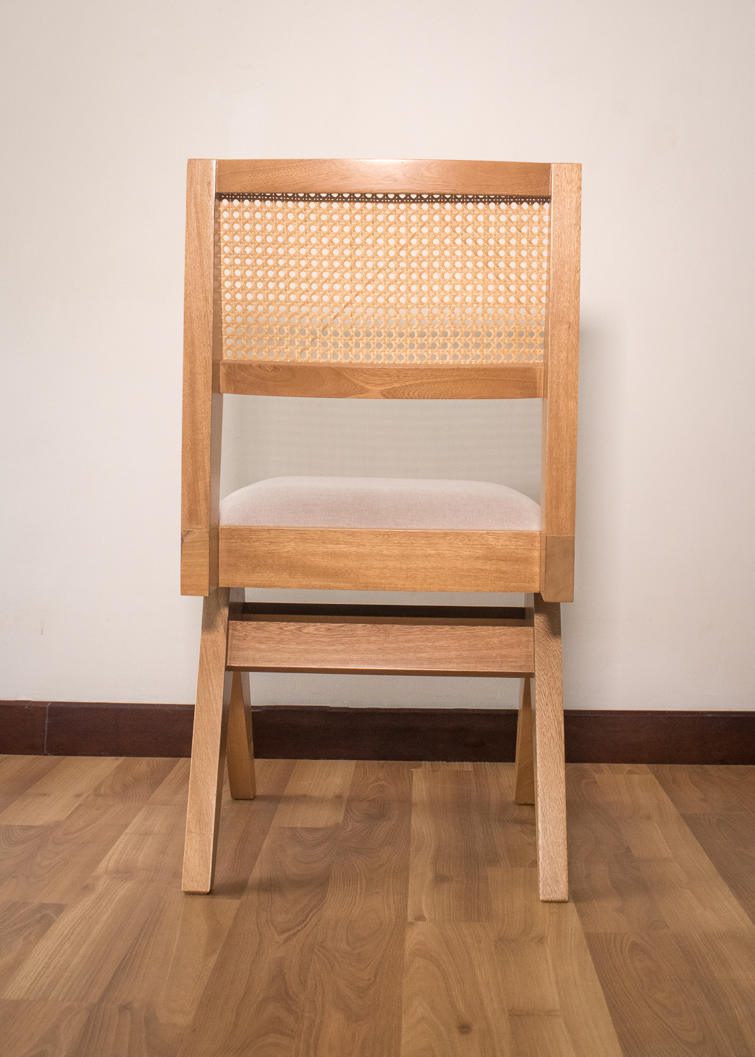 Silla en madera con espaldar en mimbré