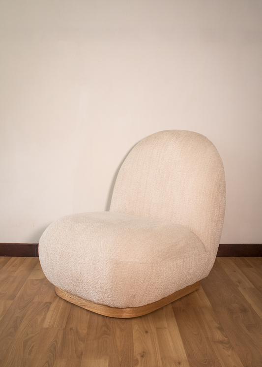 Silla con base en madera y tela ovejera 