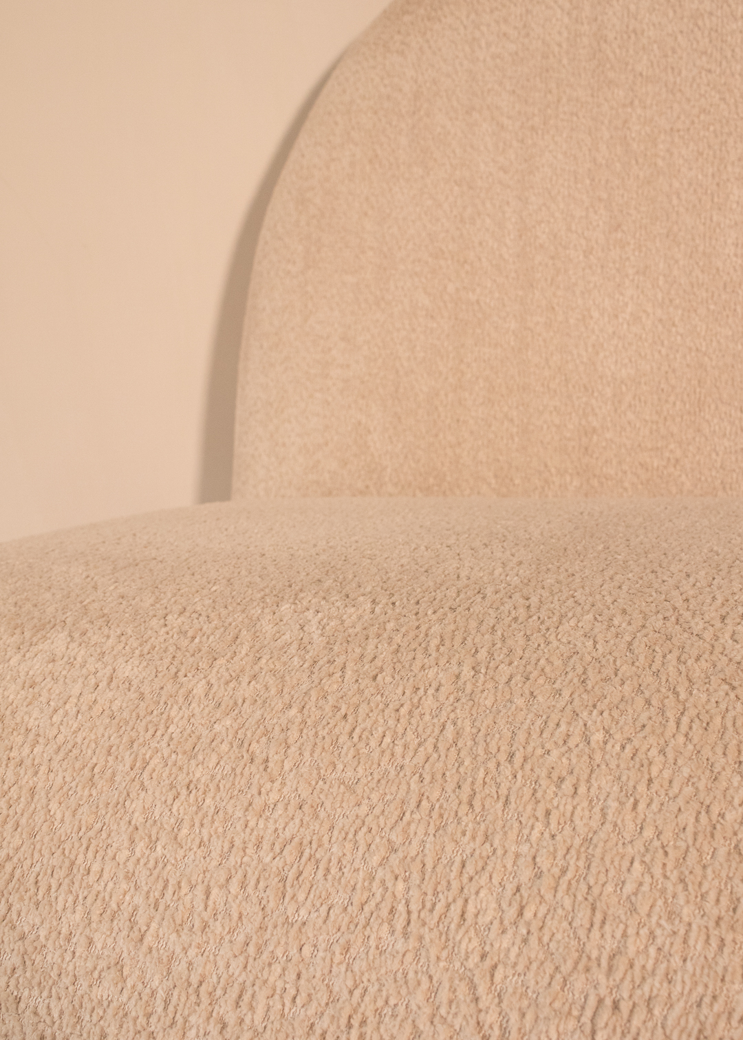Silla con base en madera y tela ovejera 