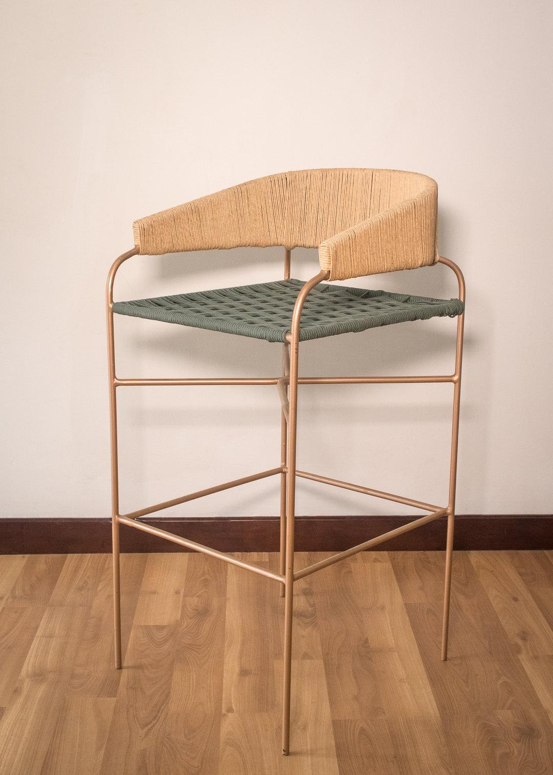 Silla de barra metálica tejida a mano
