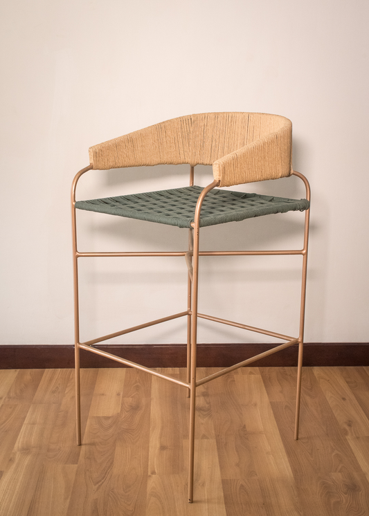 Silla de barra metálica tejida a mano