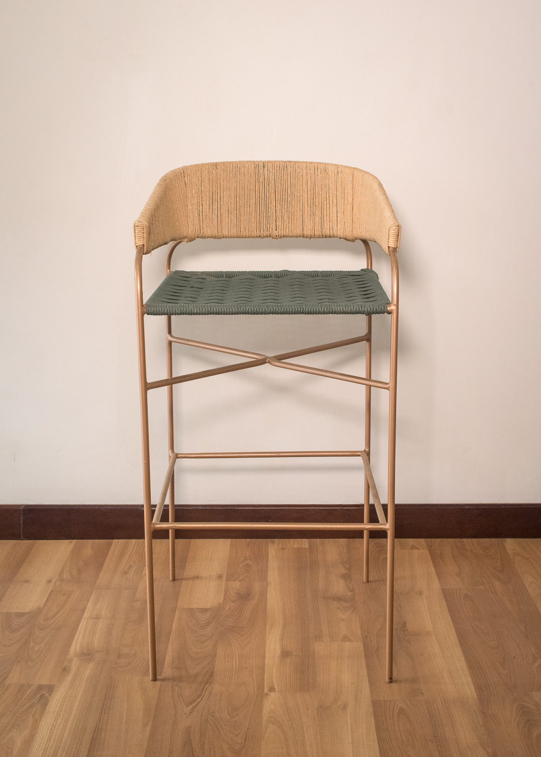 Silla de barra metálica tejida a mano