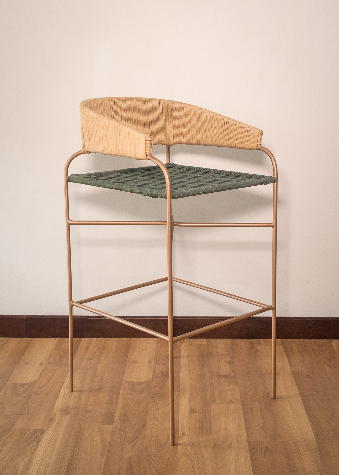 Silla de barra metálica tejida a mano