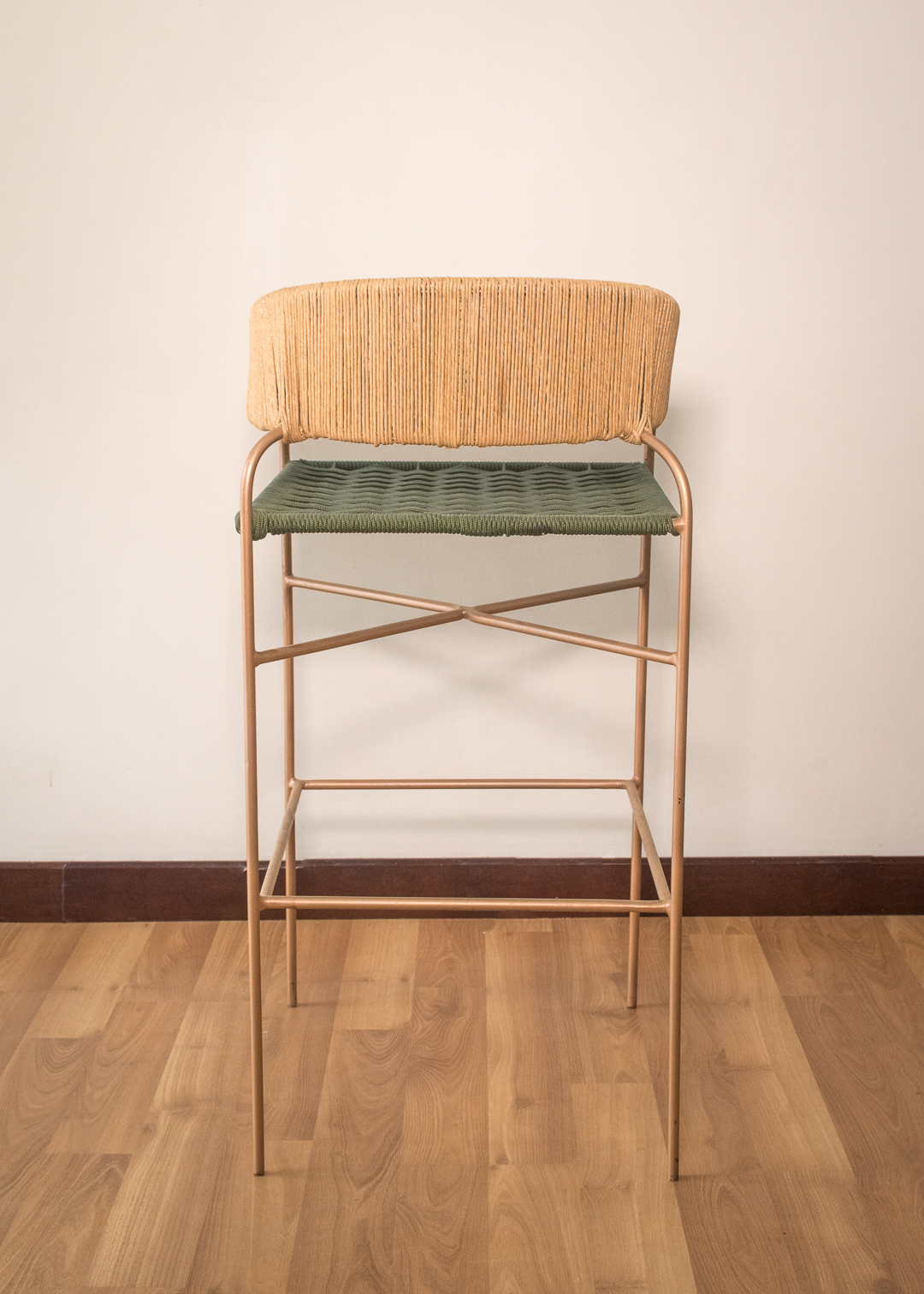 Silla de barra metálica tejida a mano