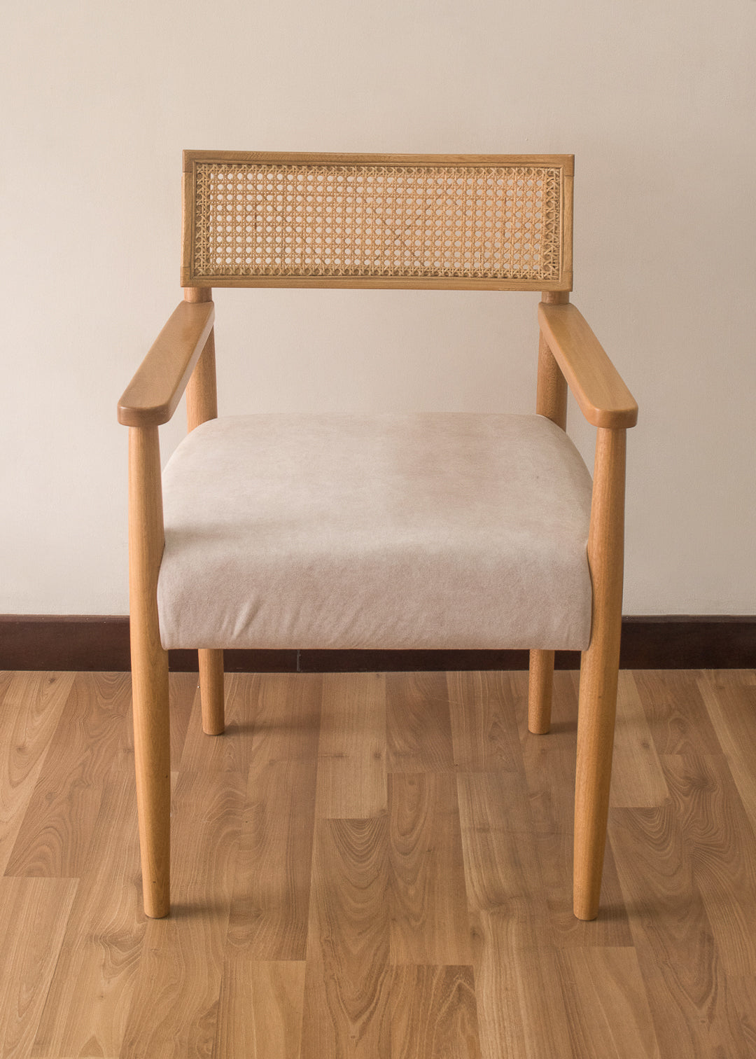 Silla en madera con espaldar en mimbré y asiento tapizado
