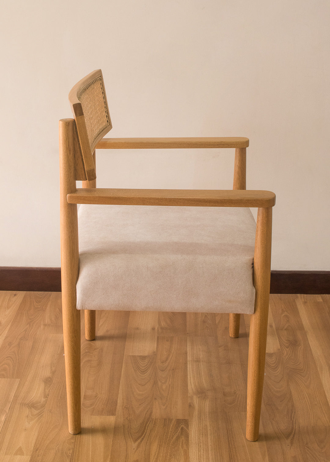 Silla en madera con espaldar en mimbré y asiento tapizado