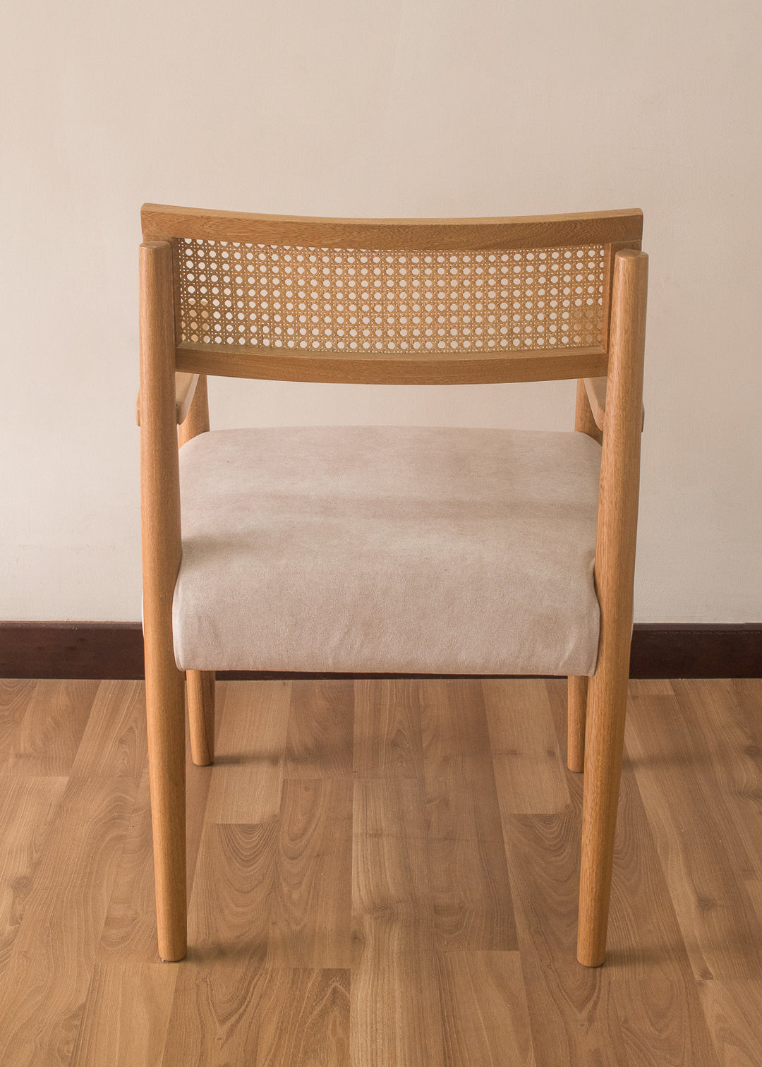 Silla en madera con espaldar en mimbré y asiento tapizado