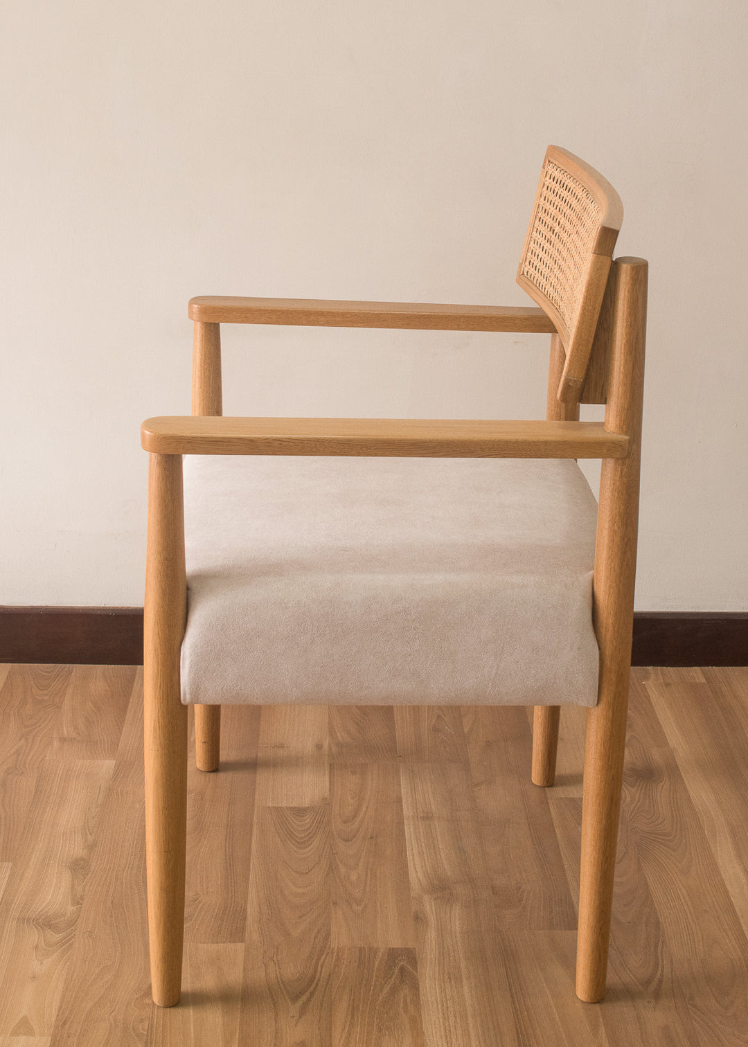 Silla en madera con espaldar en mimbré y asiento tapizado