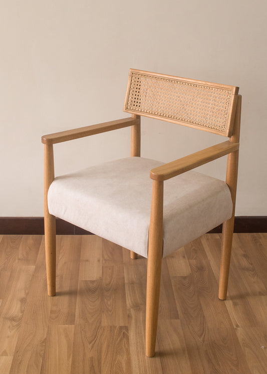 Silla en madera con espaldar en mimbré y asiento tapizado 