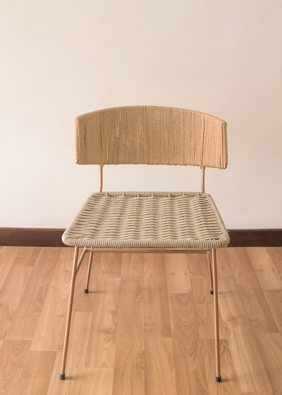 Silla en metal tejida a mano
