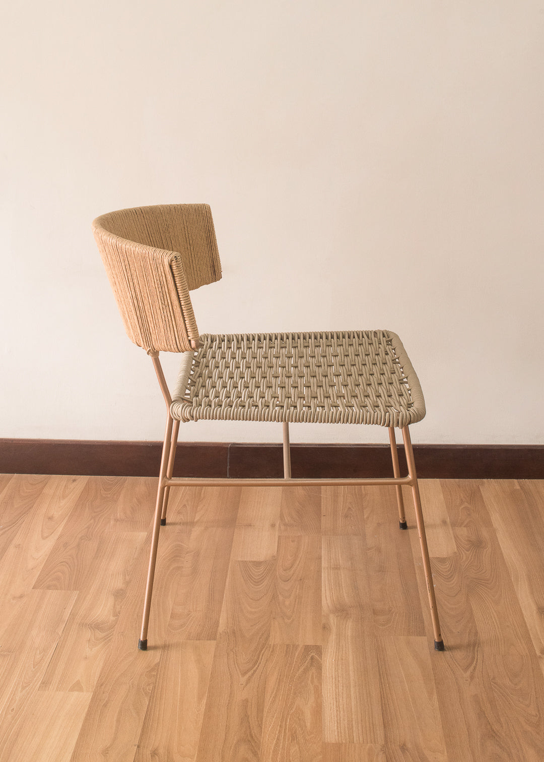 Silla en metal tejida a mano