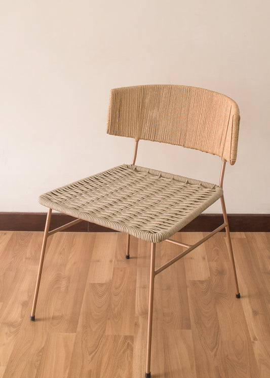 Silla en metal tejida a mano 