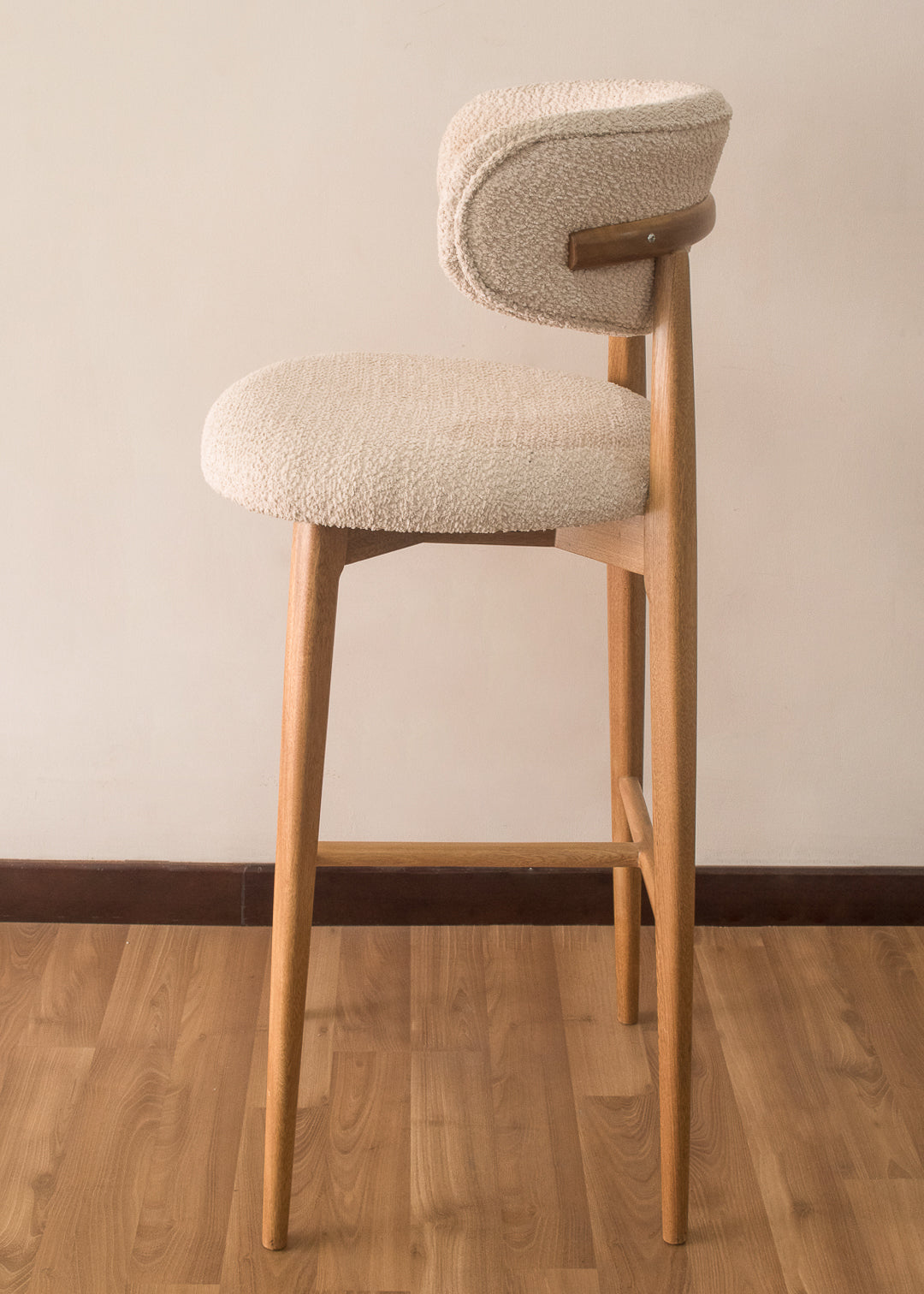 Silla de barra en madera con tela ovejera