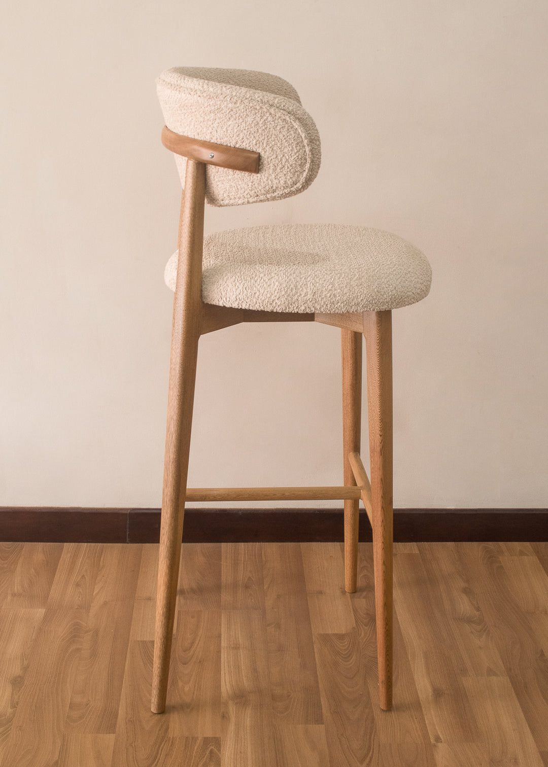 Silla de barra en madera con tela ovejera