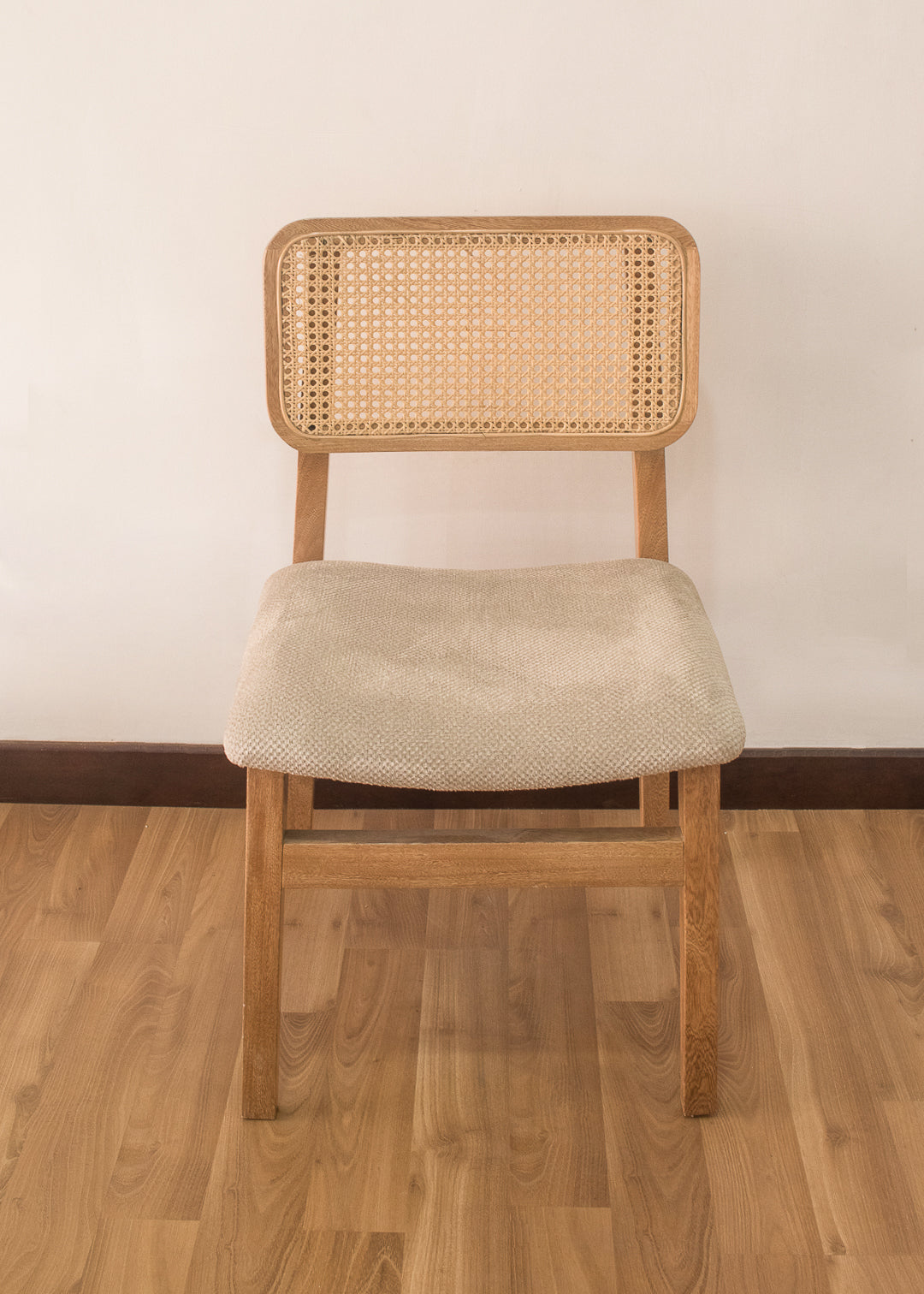 Silla en madera con espaldar en mimbré