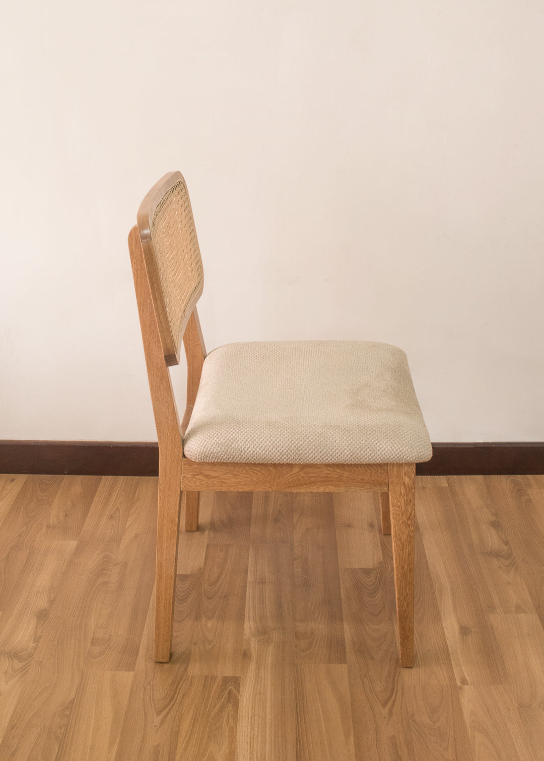Silla en madera con espaldar en mimbré