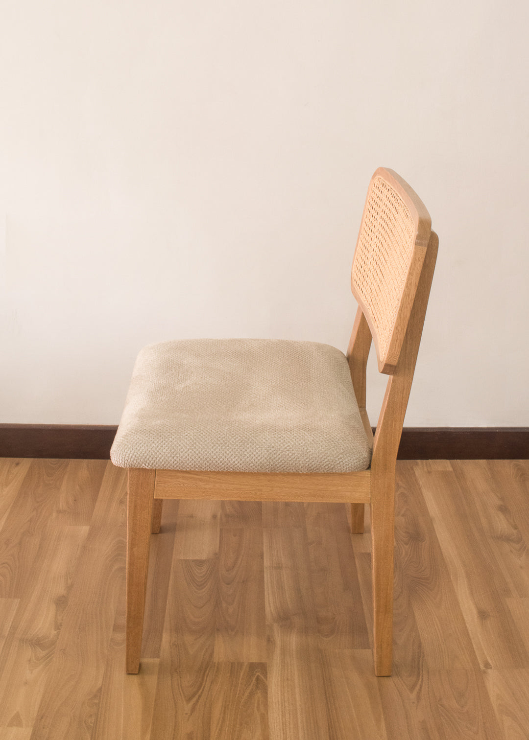 Silla en madera con espaldar en mimbré