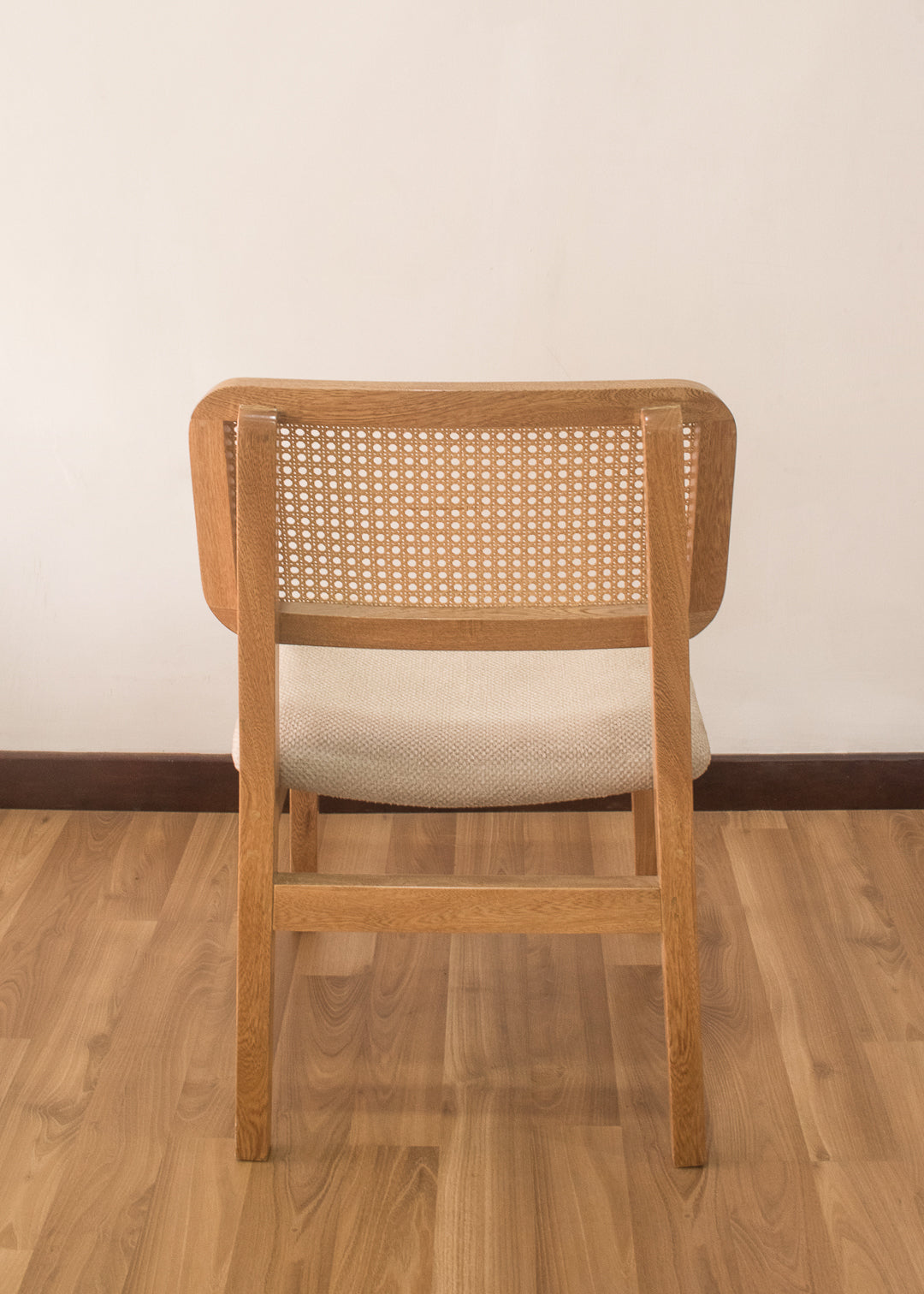 Silla en madera con espaldar en mimbré