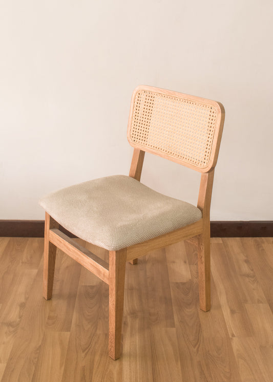 Silla en madera con espaldar en mimbré 