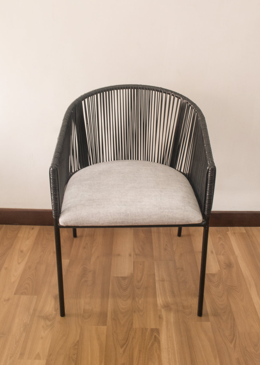 Silla metálica con espaldar tejido y asiento tapizado 
