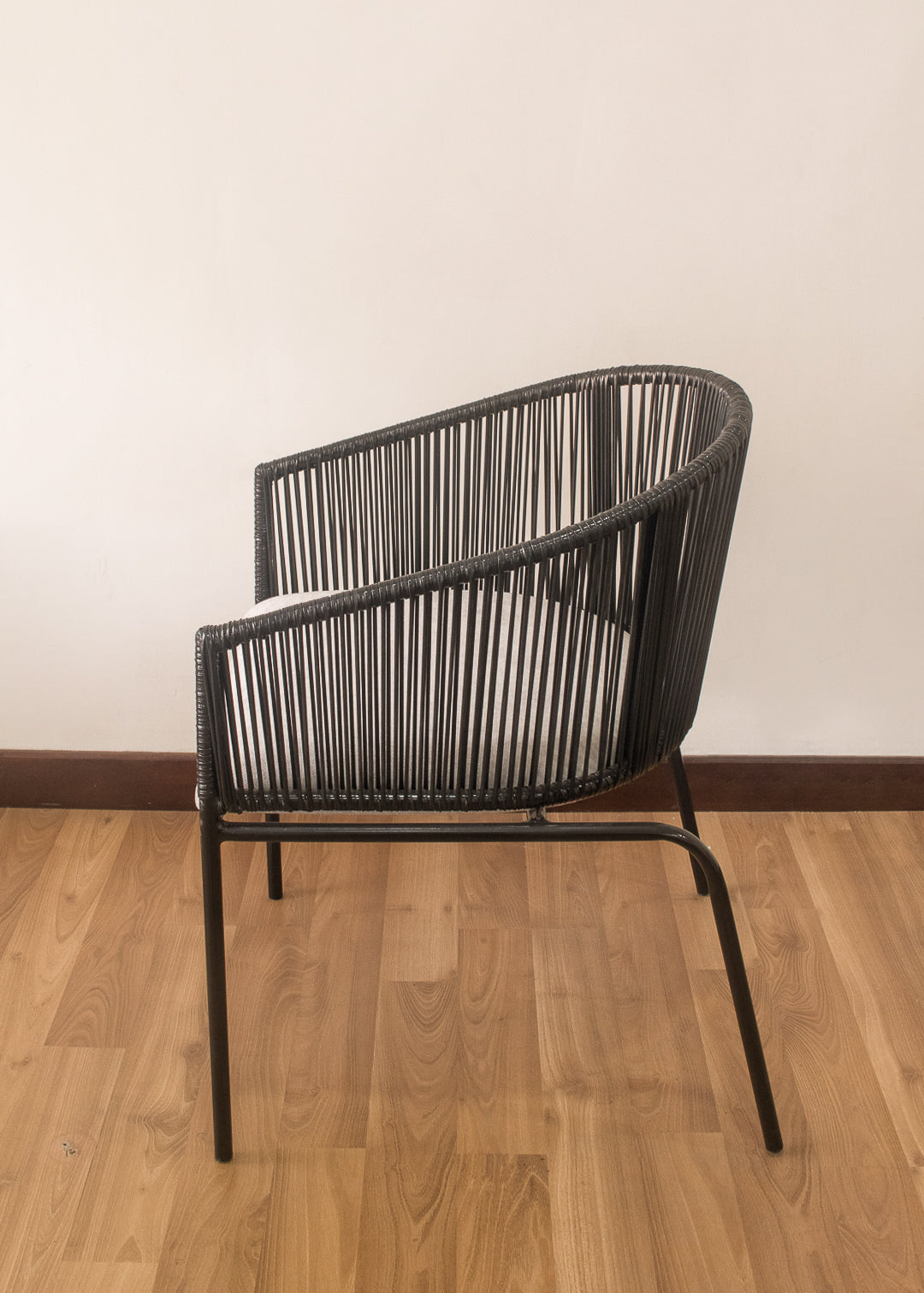 Silla metálica con espaldar tejido y asiento tapizado 