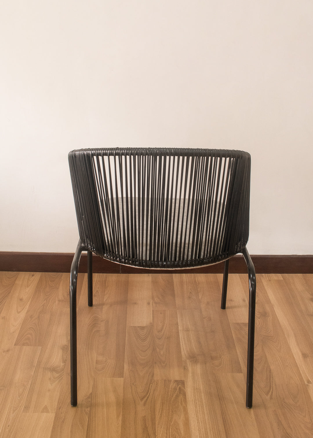 Silla metálica con espaldar tejido y asiento tapizado 