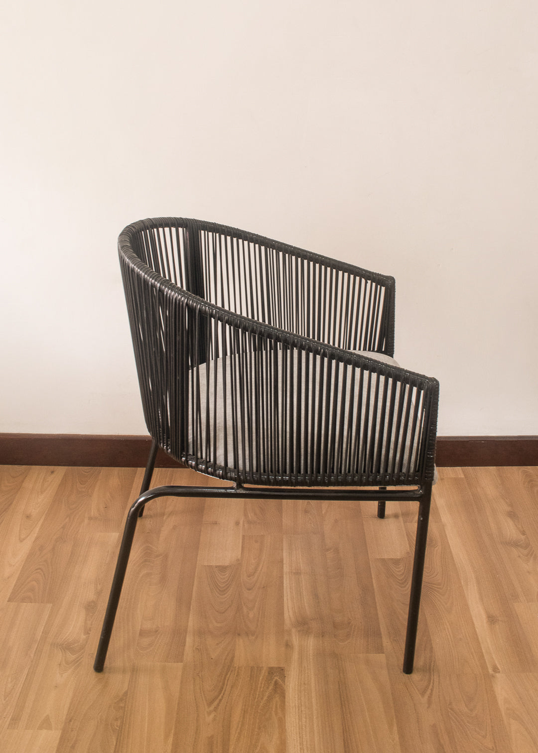 Silla metálica con espaldar tejido y asiento tapizado 