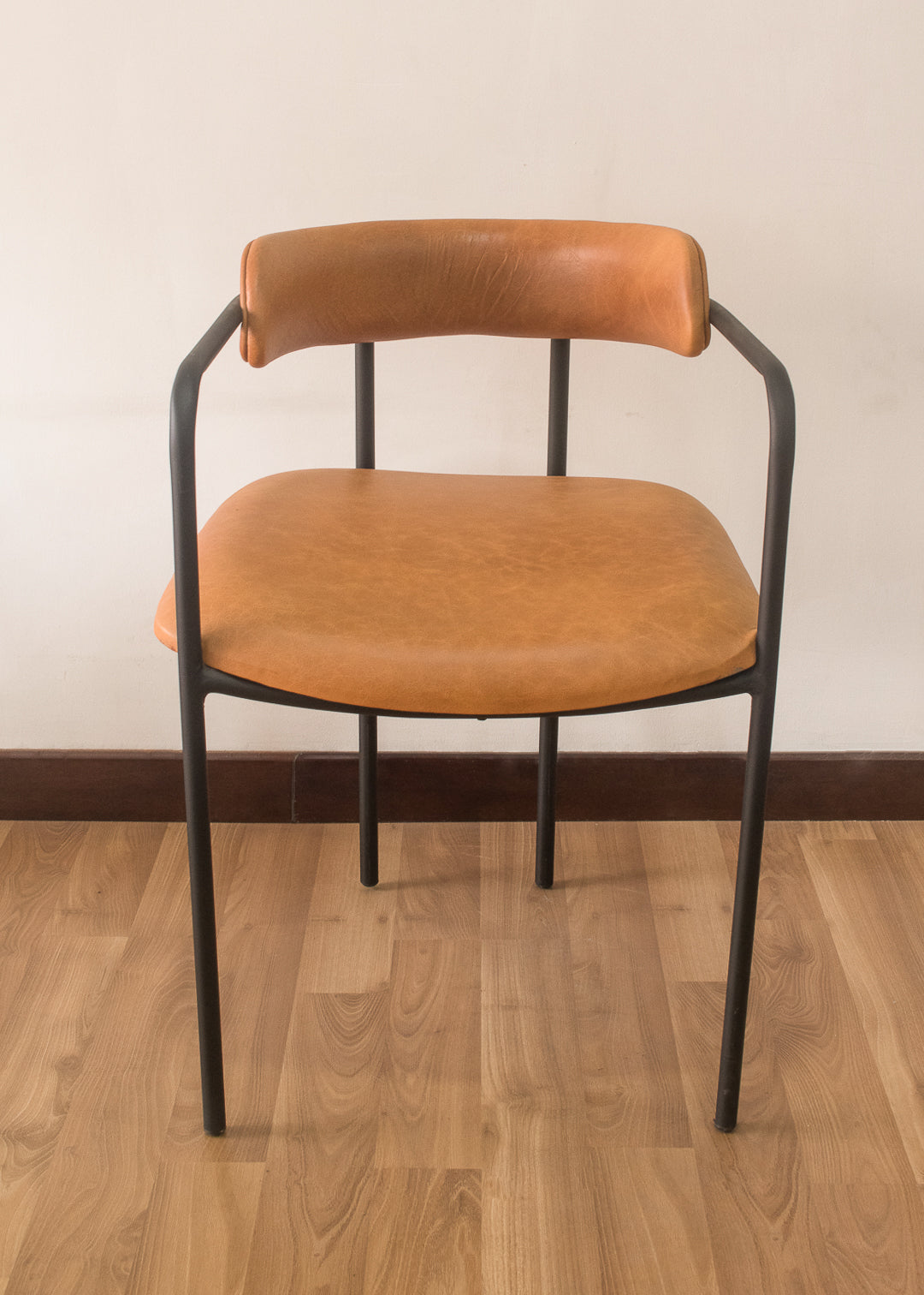 Silla en metal y cuero natural 