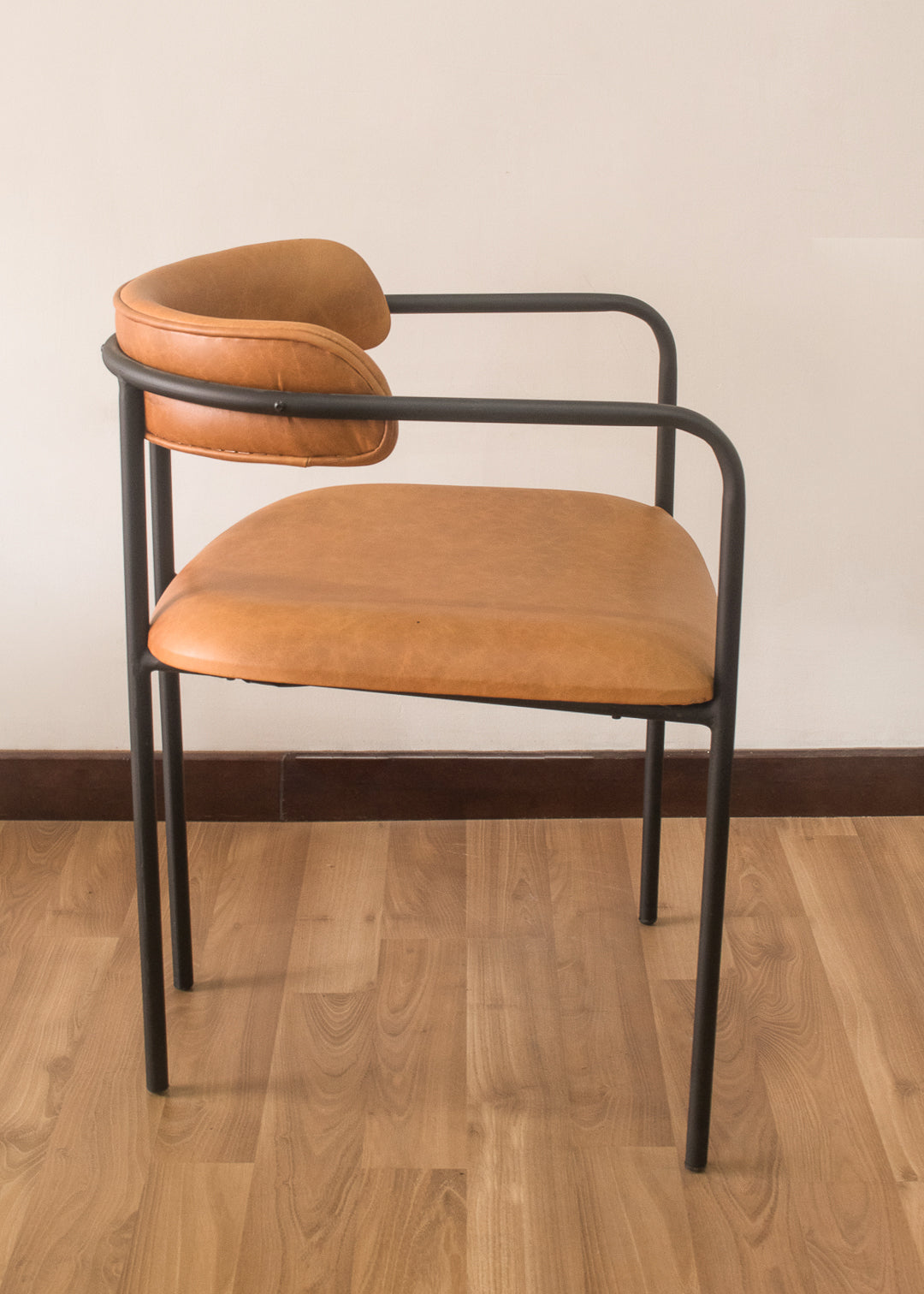 Silla en metal y cuero natural 
