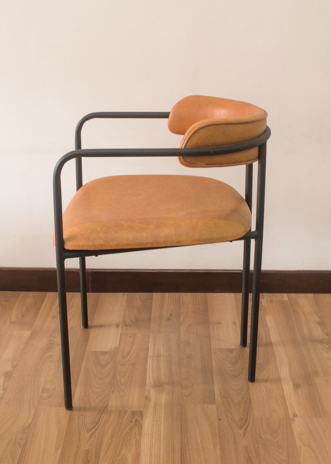 Silla en metal y cuero natural 