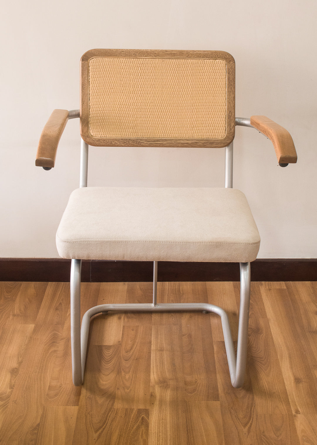 Silla metálica, brazos en madera y espaldar en mimbre 