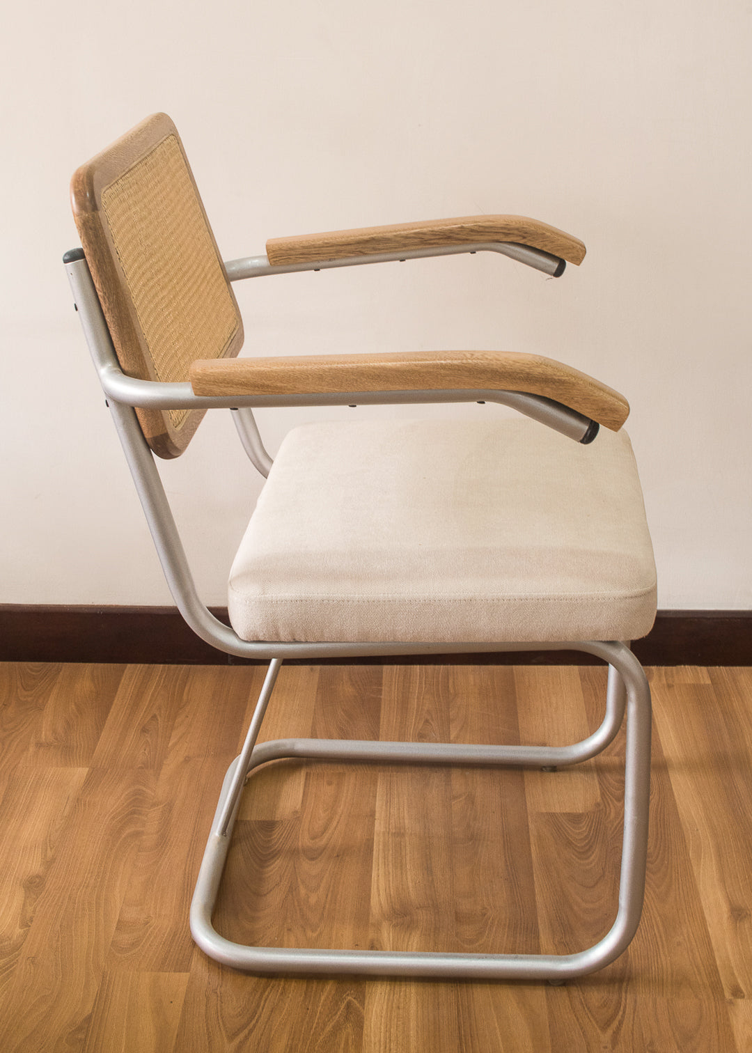 Silla metalica, brazos en madera y espaldar en mimbre 