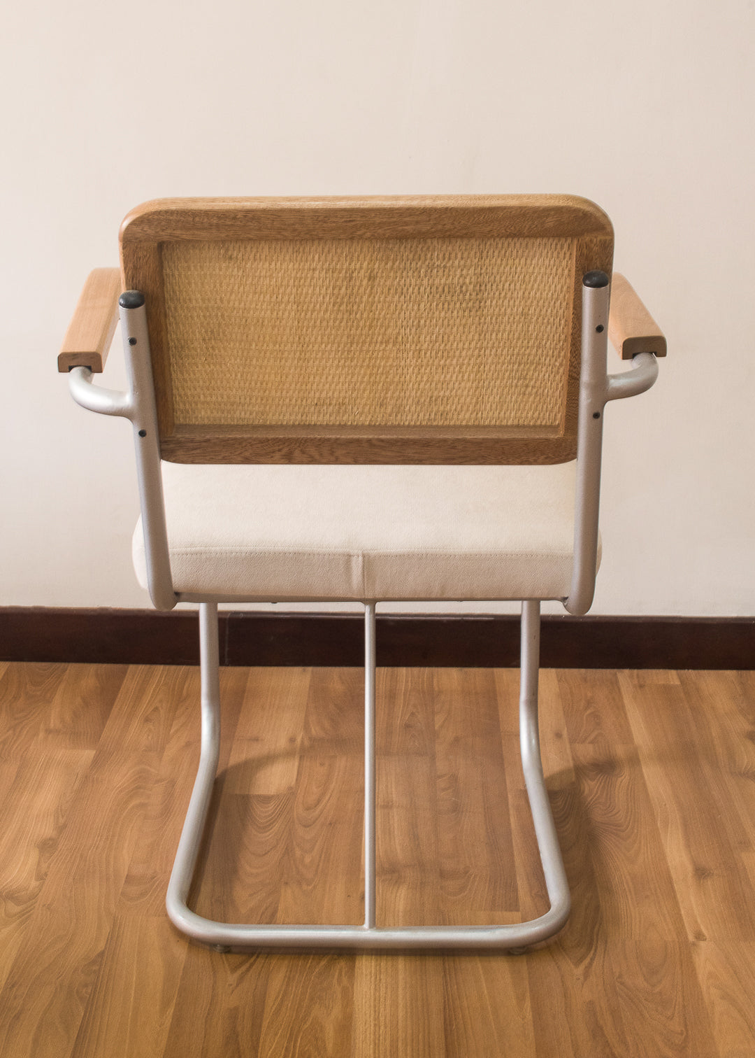 Silla metalica, brazos en madera y espaldar en mimbre 