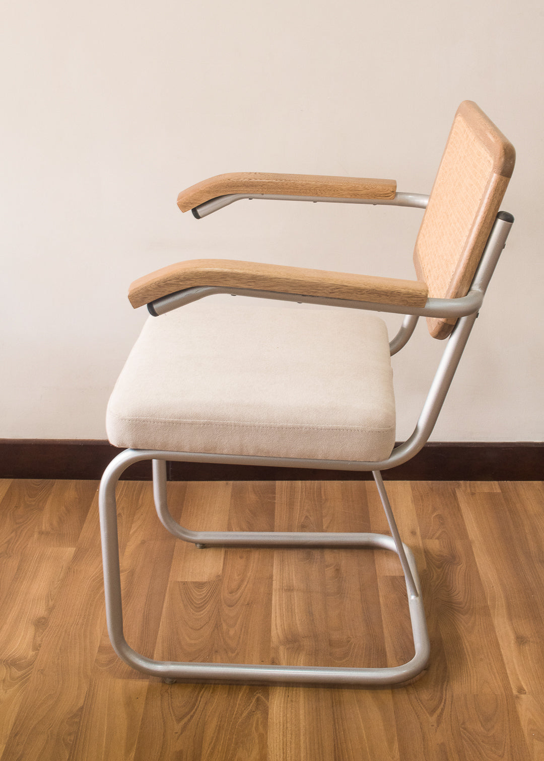 Silla metalica, brazos en madera y espaldar en mimbre 
