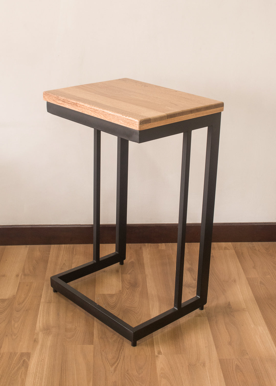 Mesa auxiliar en metal y madera