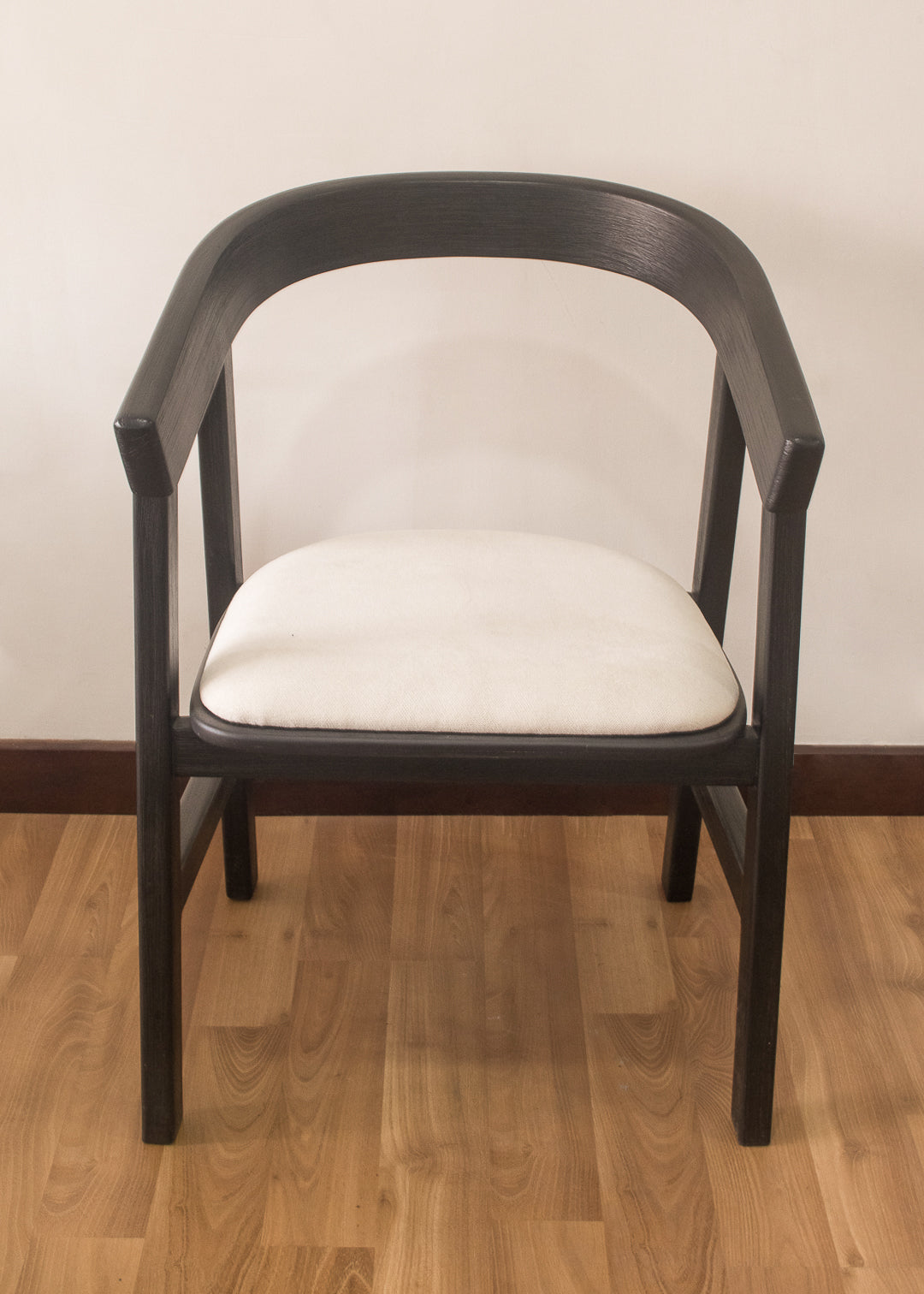 Silla negra y blanca guateada en madera y tapizada